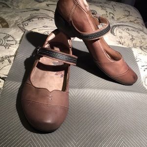 Taos Mary Jane shoes *mismatched* Sz 9